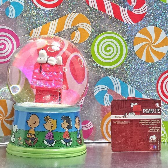 Peanuts Christmas Holiday Snowglobe Snoopy Laying On His House Waterglobe New - Picture 2 of 8